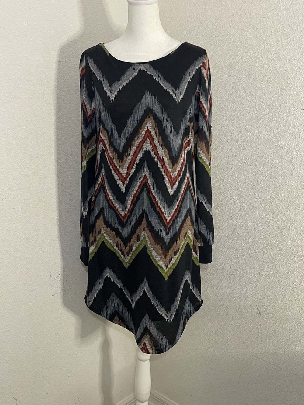 Blu Sage Women's Long Sleeve Chevron Pattern Shift Dress with Shaped Hem- 8
